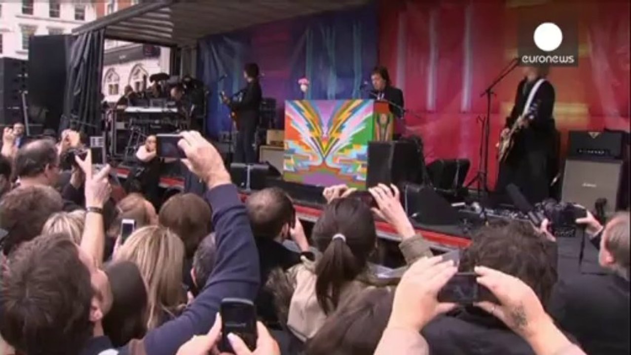 Paul McCartney performs surprise set in London lunch hour