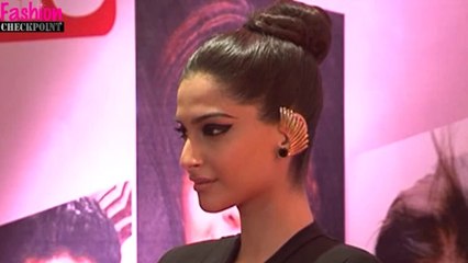 Sonam Kapoor's TRANSPARENT Bra showing dress