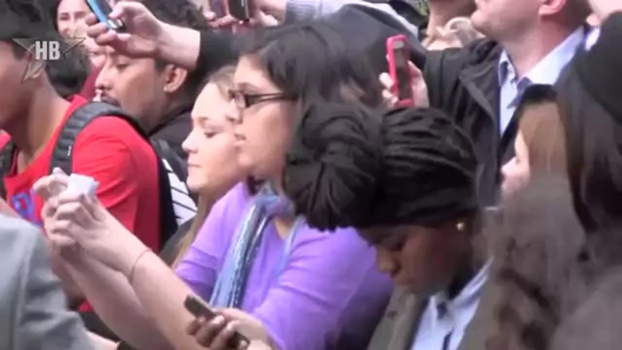 Selena Gomez Meets Fans Outside 'Late Show With David Letterman'