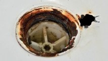 Reparatie van een gat in een bad - badkuip repareren - schadeherstel