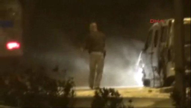 Molotof kokteyli atılan polis aracı yandı içindeki 2 yaralı hastaneye kaldırıldı