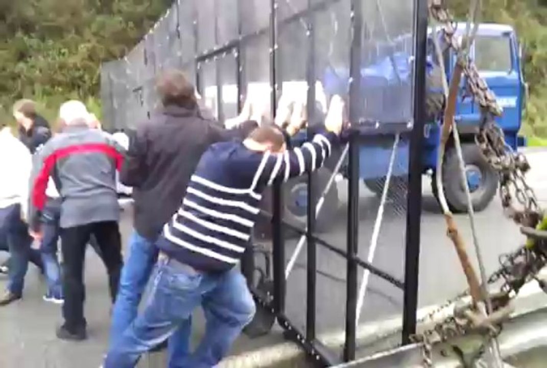 Ecotaxe. Devant les grilles du portique de Pont-de-Buis