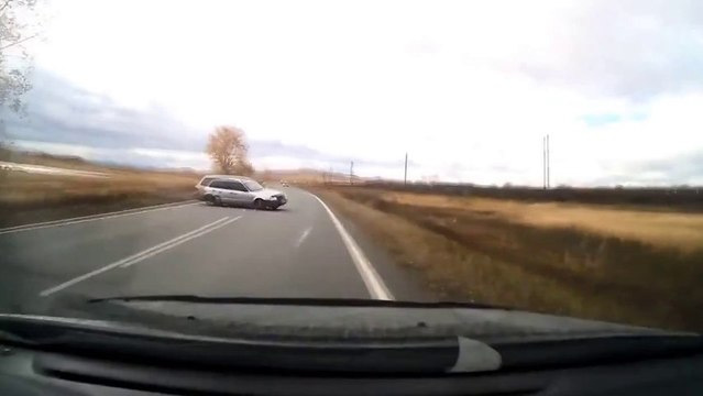 Driver looses control of his Car! Violent crash - face to face!