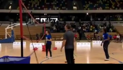 Kate Middleton topuklu ayakkabılarla voleybol oynadı