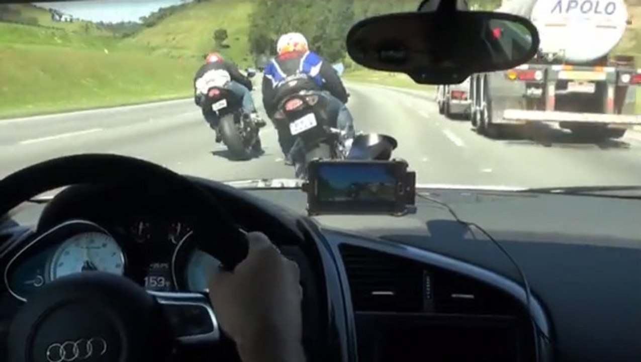 Audi R8 vs Motos