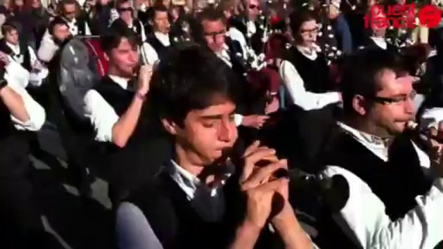 Pour son 30e anniversaire, le bagad de Lorient joue et défile en ville - Le bagad de Lorient joue et défile en ville