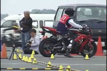 مهارة عالية لدى قائد دراجة نارية