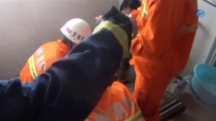Un niño chino se queda atascado en un retrete