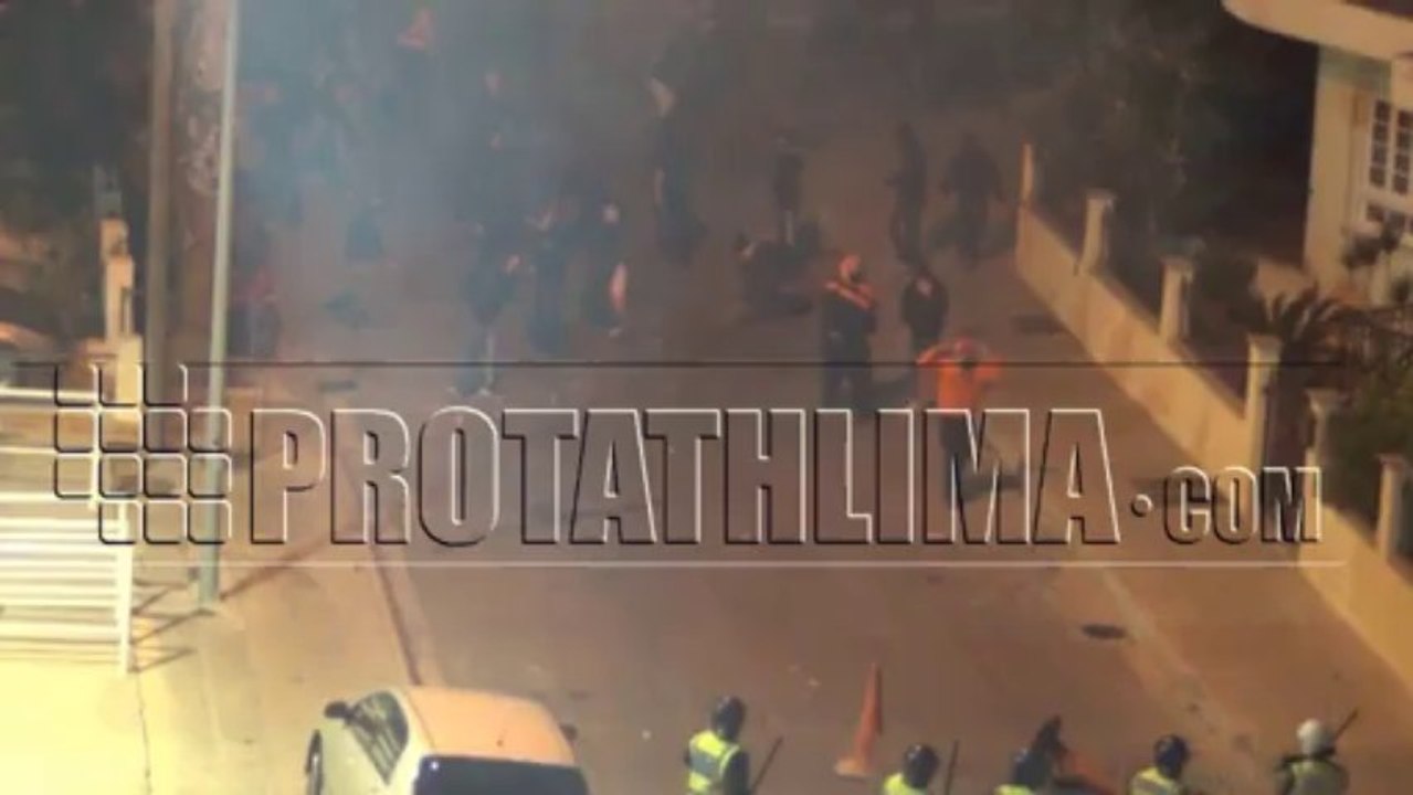 Οι οπαδοί του ΑΠΟΕΛ πετούν πέτρες στους Αστυνομικούς