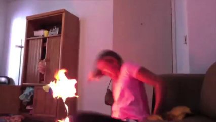 Une jeune fille essaie le twerk FAIL