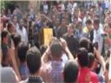 طلاب من جامعة الأزهر يتظاهرون أمام مكتب رئيس الجامعة