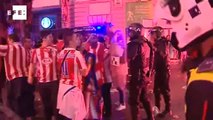 Torcedores comemoram vitória do Atlético de Madri na Liga Europa.