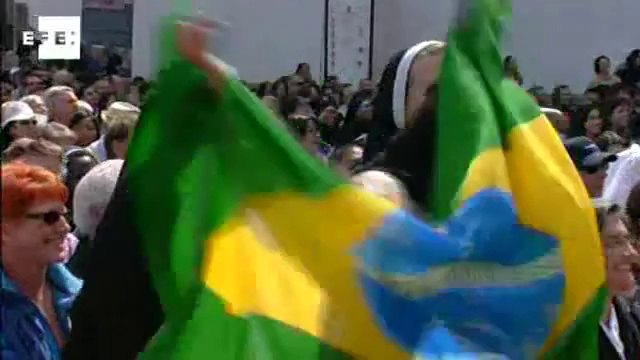 Bento XVI celebra missa de Páscoa diante de 100 mil pessoas