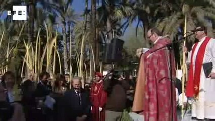 Antonio Banderas participa de celebrações do Domingo de Ramos na Espanha.