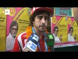 Fernando Alonso vaccinates Indian children against polio