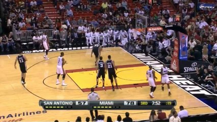frayeur pour Tony Parker après une chute sur un cameraman