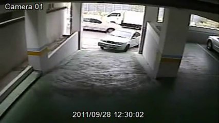 FAIL : Une femme se gare dans un parking