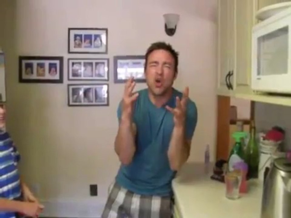 Un père imite sa fille qui pique une énorme crise... Excellent!!