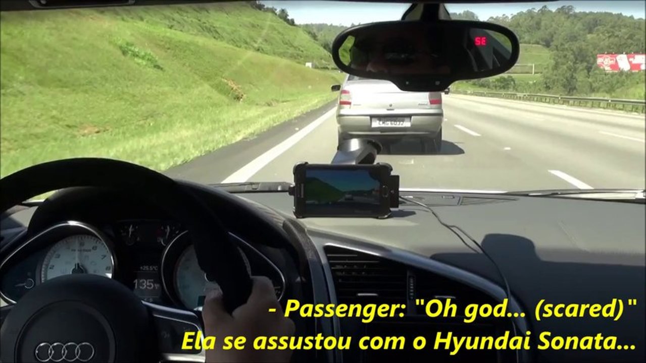 Course entre une voiture Audi R8 et deux motos