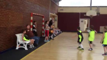 Les poussins de l'AS Gauchy, dont Nathan, jouent au basket au gymnase Delaune