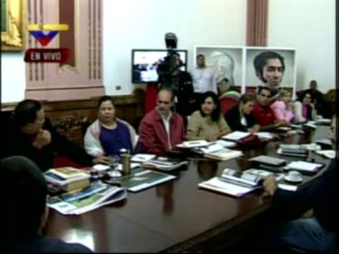 (Vídeo) Chávez regaña a sus ministros por tema de las comunas y falta de comunicación