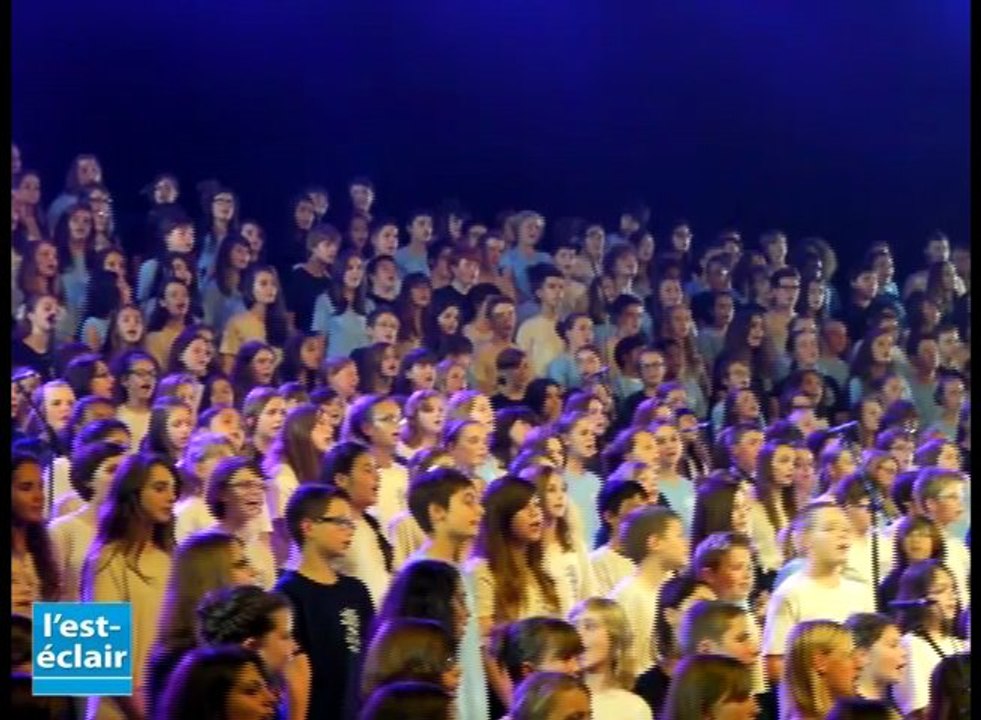 Les 715 collégiens du Choeur de l'Aube chantent Tryo à l'unisson