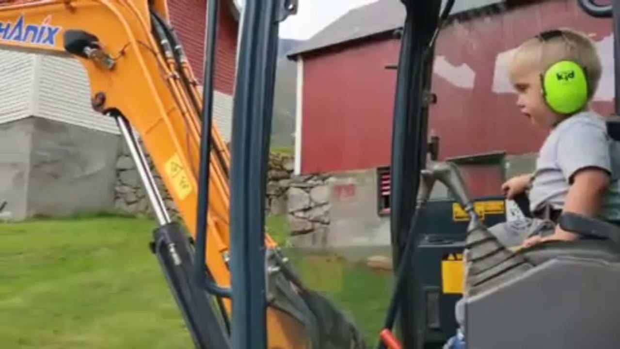 Enfant de 3 ans conduit une pelleteuse