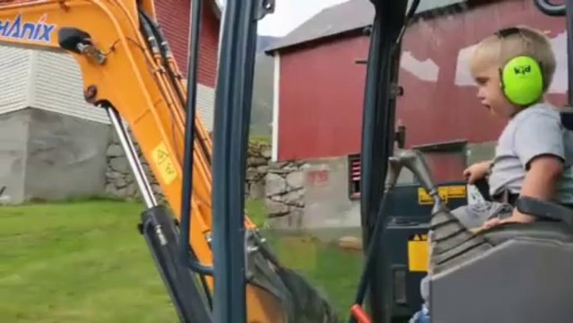Enfant de 3 ans conduit une pelleteuse
