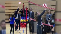 La Duquesa de Cambridge juega voleibol en tacones