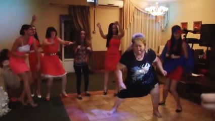 Download Video: La danse de la grand mère russe