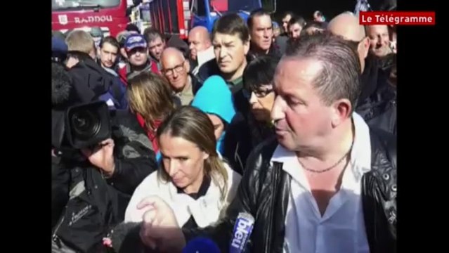 Les opposants à la mise en service de l'écotaxe étaient réunis samedi 19 octobre sous le portique de Pont-de-Buis. la RN165 a été bloquée pendant plusieurs heures. Le reportage de Loïc L'Haridon et François Destoc.