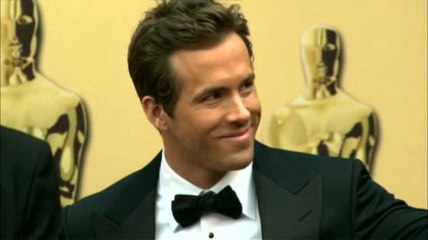 Ryan Reynolds enlève son haut après qu'une passagère ait vomi sur lui