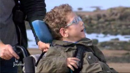 Des enfants handicapés moteurs à la plage (Vendée)