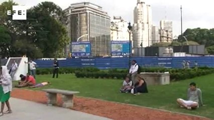 Ex-soldados argentinos tomam monumento para serem reconhecidos como veteranos.