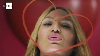 Modelos da Victoria's Secret descrevem primeiro beijo em vídeo