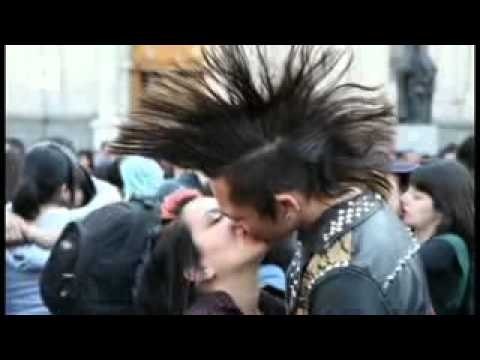 Chileans call for better education with kissing protest