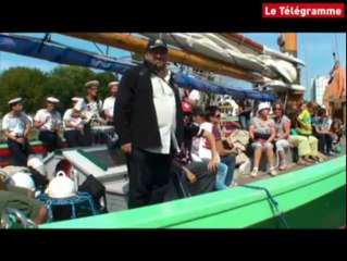 Lorient. La foule accueille la parade maritime de la Route de l'amitié
