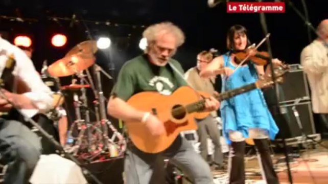 Chant de marin. Soirée irlandaise au cabaret à Paimpol