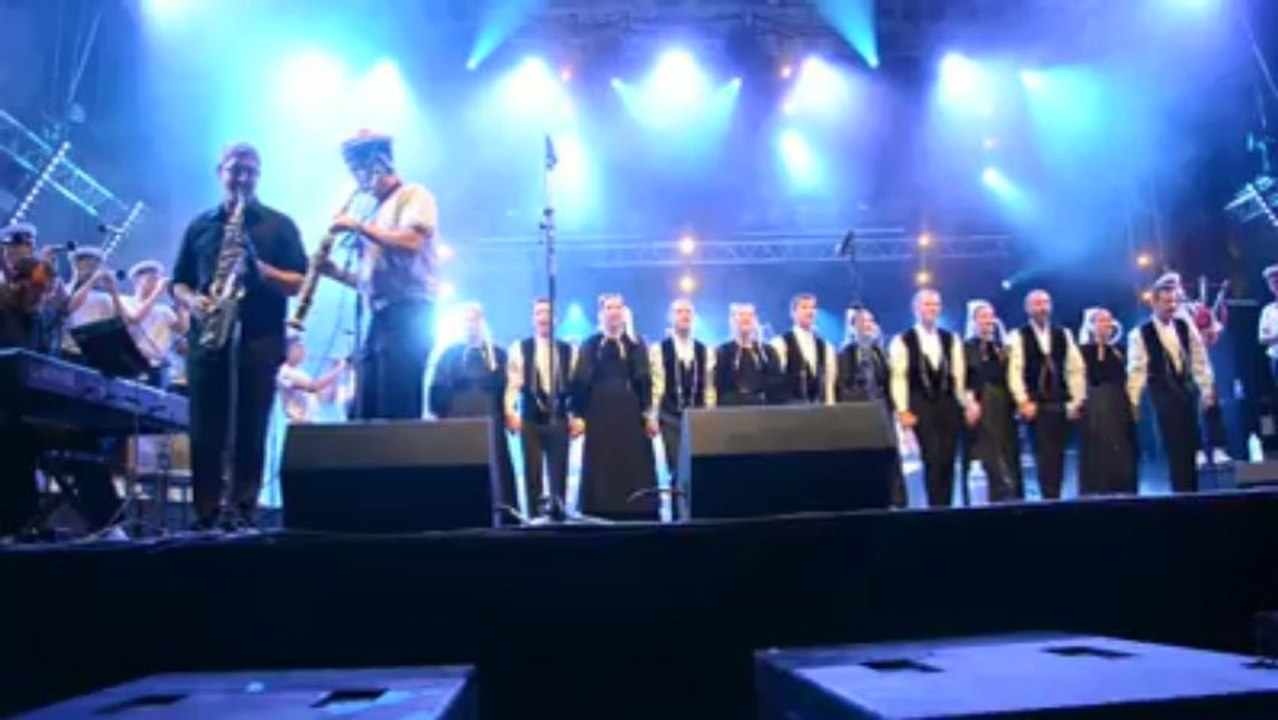 Saint-Loup. Spectaculaire prestation du Bagad de Lann-Bihoué et du Cercle celtique du Croisty (3)