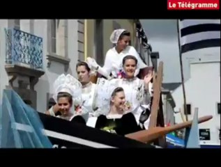 Download Video: Concarneau. Filets bleus : le grand défilé sous le soleil