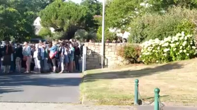 Crac'h. Marée humaine au déstockage de Papa pique et maman coud