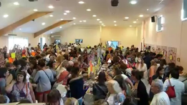 Crac'h. Marée humaine au déstockage de Papa pique et maman coud