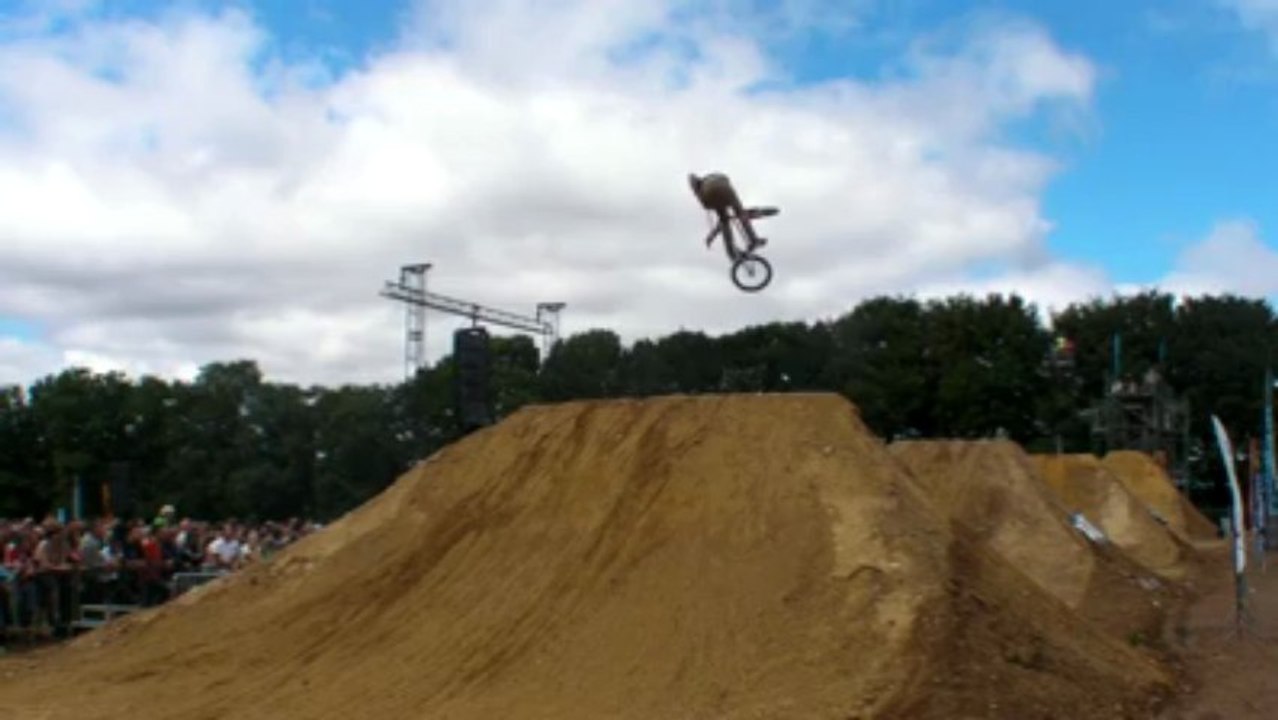 Finist'Air Show. Riders de BMX dirt sur la ligne de bosses