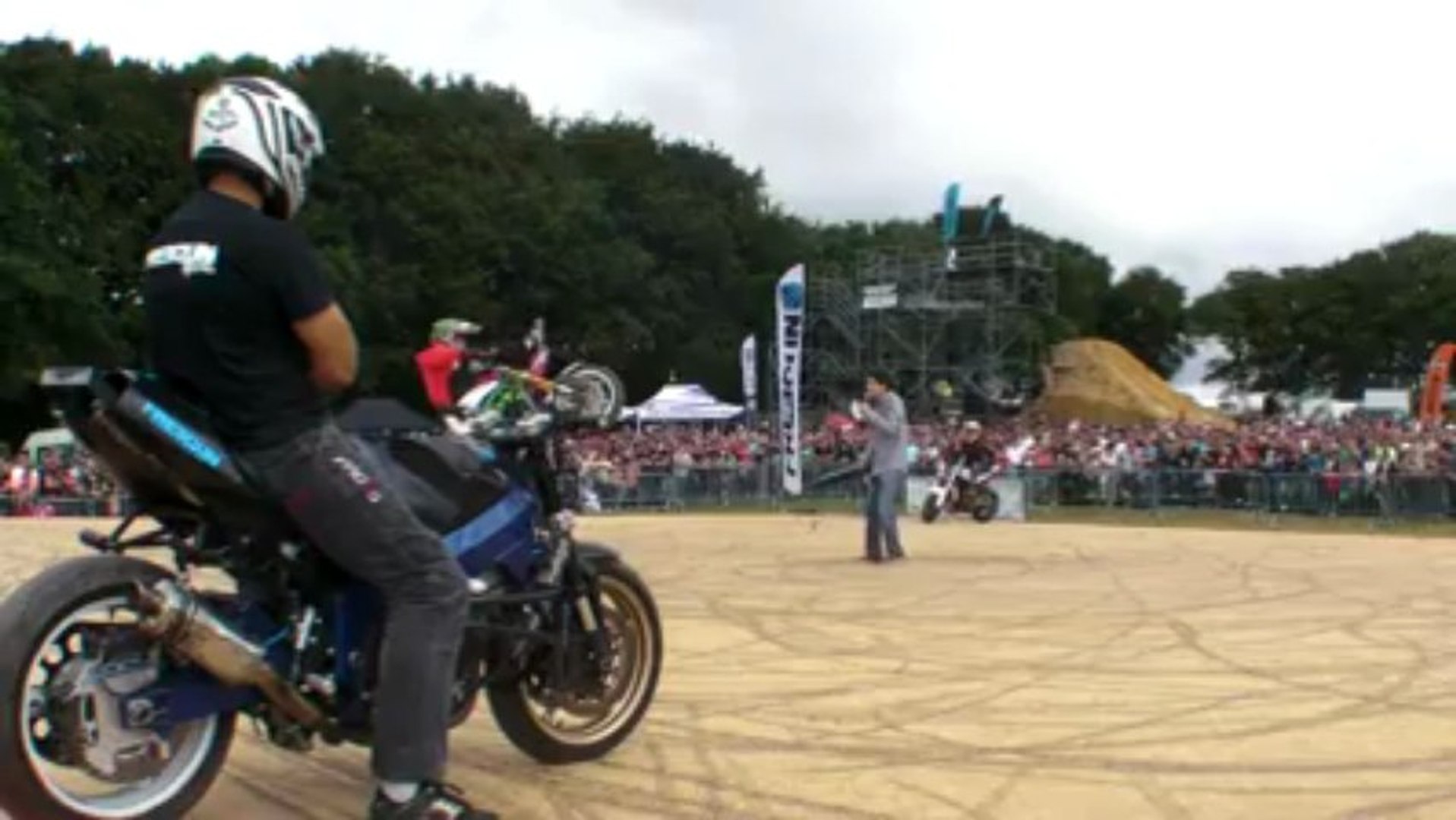 Finist'Air Show. Le pilote moto Jorian Ponomareff dans la catégorie stunt -  Vidéo Dailymotion