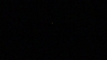 Points lumineux dans le ciel. Et si c'était une lanterne ?