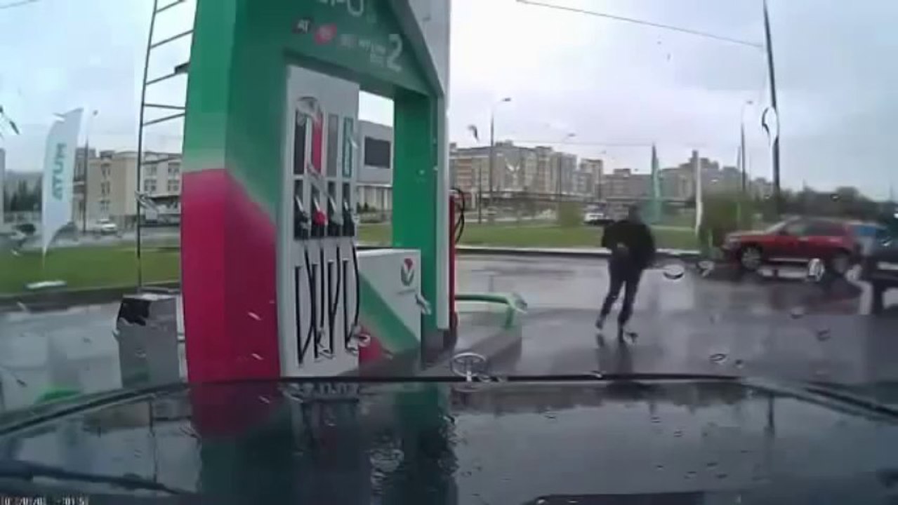 بالفيديو.. عامل محطة بنزين يتفاعل مع أغنية يشغلها أحد الزبائن