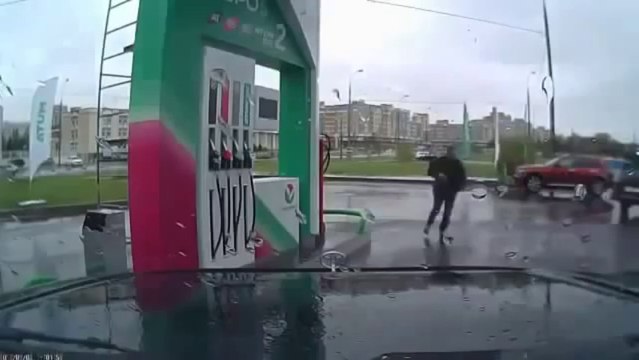 بالفيديو.. عامل محطة بنزين يتفاعل مع أغنية يشغلها أحد الزبائن