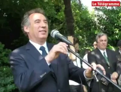 Européennes. François Bayrou en campagne à Brest