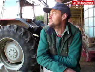 Rave de Plaudren (56). Armel Le Callonec, fils du propriétaire du terrain