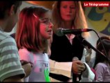 Dominique Dimey chante pour les Droits de l'enfant à Auray
